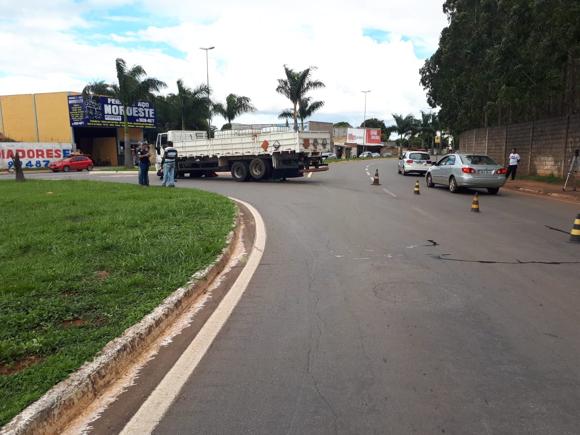 Motociclista morre após bater em caminhão na Vila Finsocial, em Goiânia