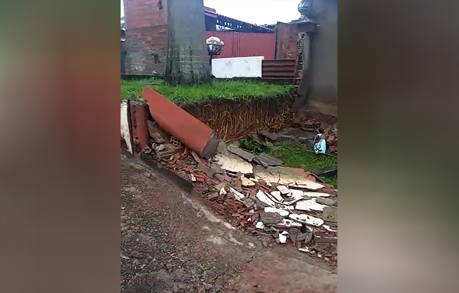 Chuva derruba o muro de uma casa no Conjunto Vera Cruz, em Goiânia