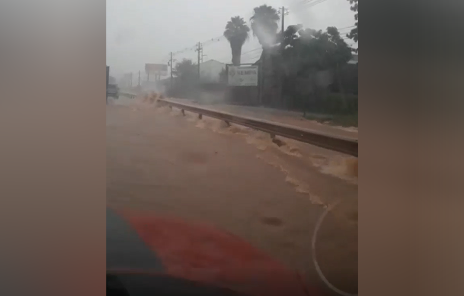 Fortes chuvas alagam Rodovia dos Romeiros, em Goiânia