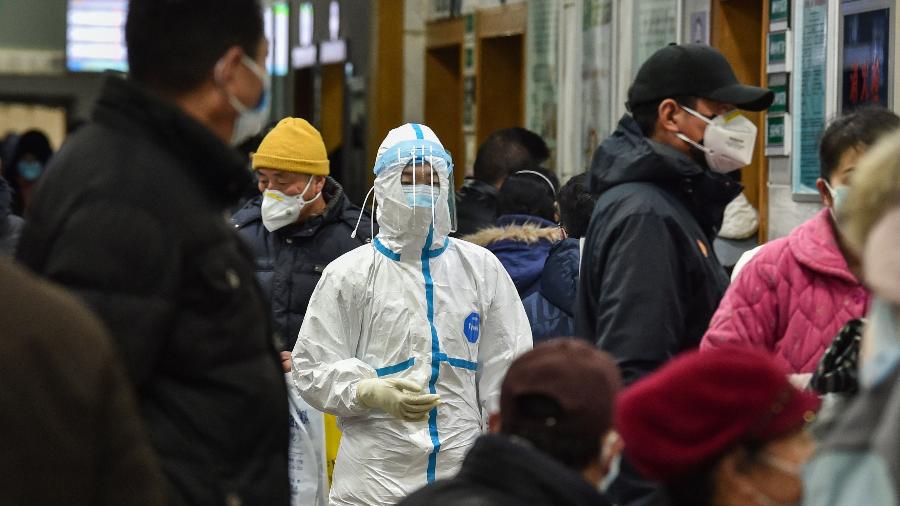 O número de mortos na China continental devido ao novo coronavírus aumentou para 1.113, informou hoje (12) a Comissão Nacional de Saúde. (Foto: AFP)