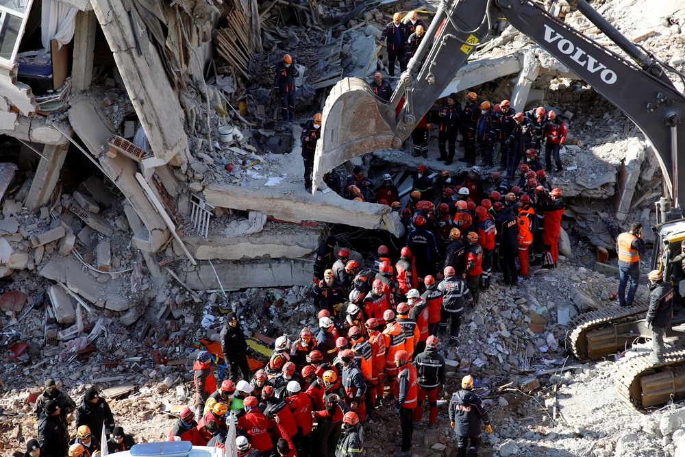 Sobe para 35 número de mortes em terremoto na Turquia