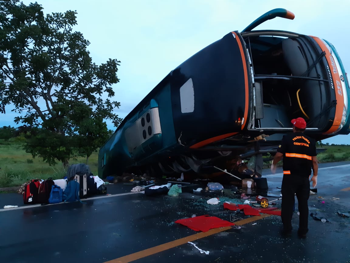 Uma tentativa de ultrapassagem causou o acidente envolvendo um ônibus interestadual na BR-020, em Vila Boa, no Entorno do Distrito Federal (DF). (Foto: PRF)