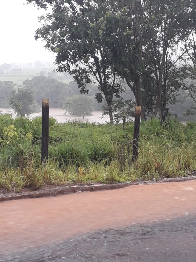 Represa se rompe após forte chuva em Pontalina