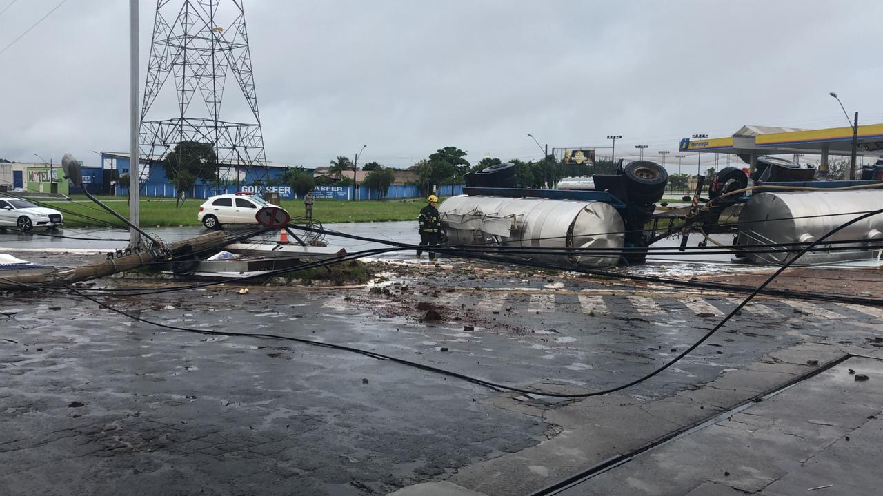 Um caminhão com carregamento de leite tombou e derrubou um poste de energia em Goiânia. O acidente aconteceu na manhã deste domingo (5). (Foto: Leitora/Mais Goiás)