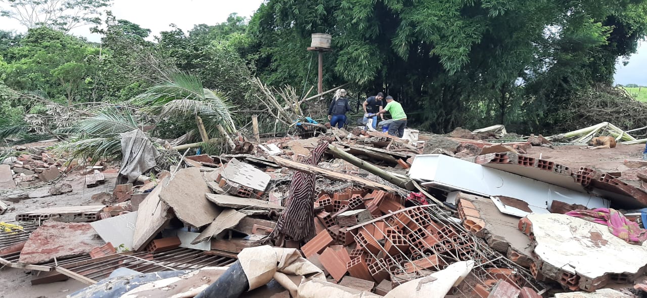 Vaquinha online é feita para arrecadar doações para morador que perdeu casa após represa se romper, em Pontalina