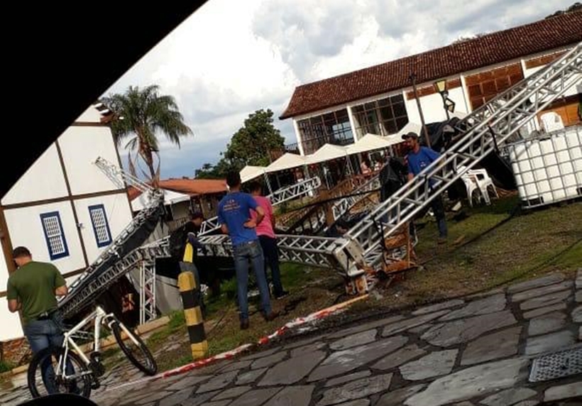 Ventania derruba estrutura de feira, em Pirenópolis