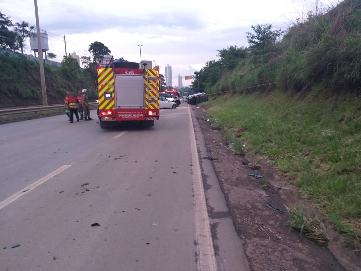 Adolescente morre após ser arremessada para fora do veículo em acidente na BR-153, em Goiânia