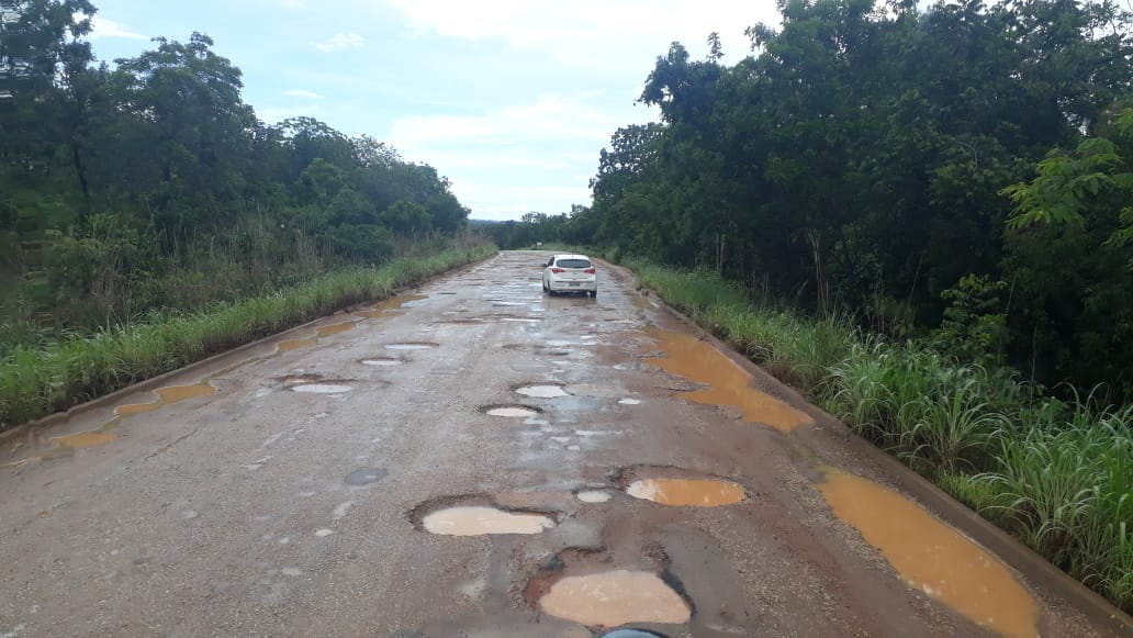 Moradores denunciam péssimas condições da GO-142, entre Trombas e Montividiu, e afirma que problema já dura há mais de um ano. (Foto: Leitor/Mais Goiás)