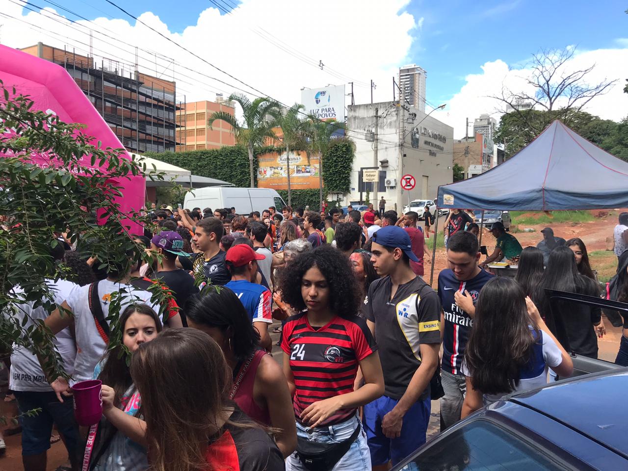 Estudantes comemoram entrada em universidade no Parque Vaca Brava, em Goiânia