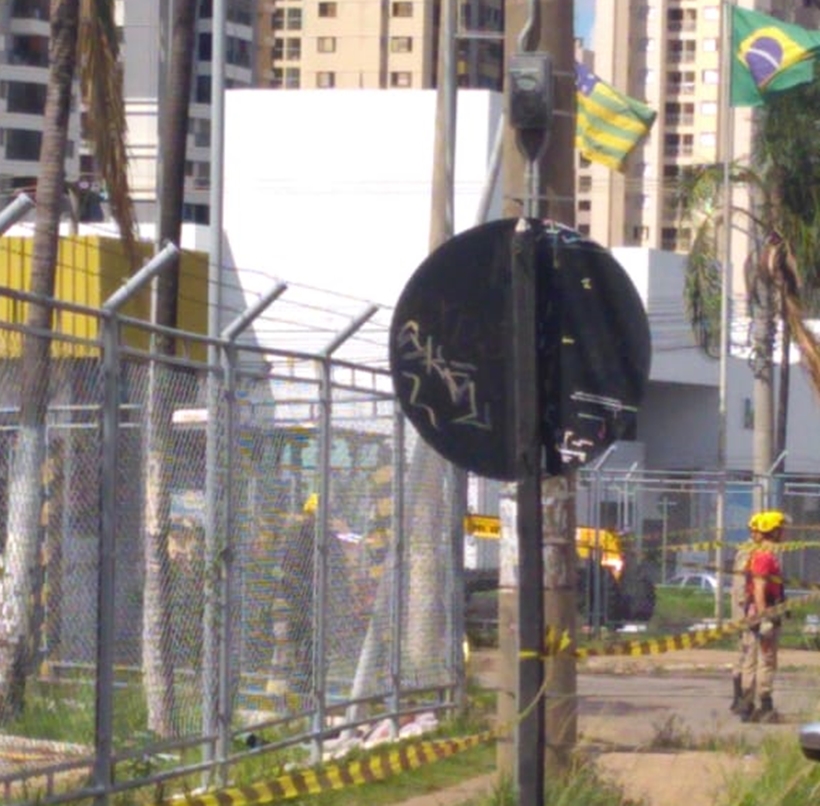 Um homem, de 43 anos, morreu após ser eletrocutado enquanto fazia manutenção de uma bandeira colocada nas proximidades de uma rede elétrica. (Foto: Reprodução)