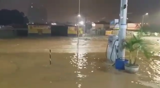 A forte chuva registrada em Catalão nesta terça-feira (28) causou o rompimento de três represas, além de alagamentos em ruas e casas. (Foto: Reprodução)