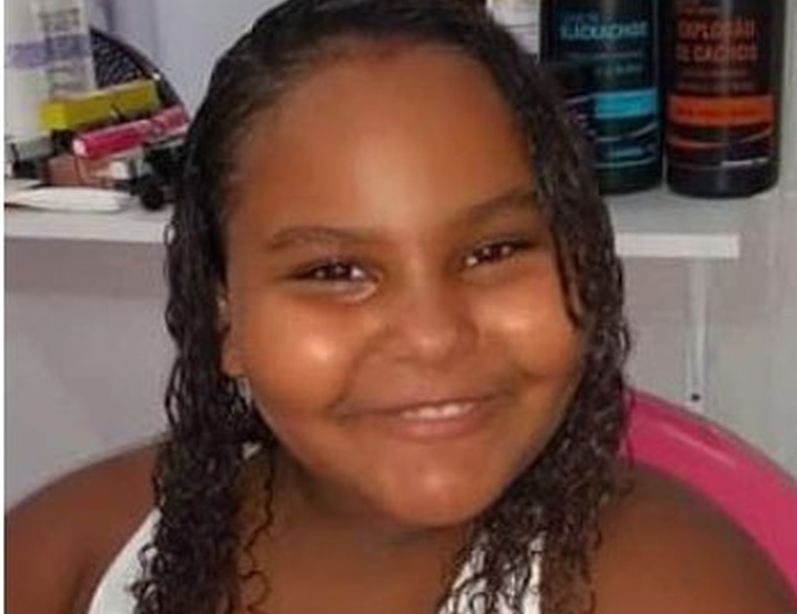 Menina de 8 anos morre após ser baleada enquanto estava no sofá de casa, no Rio de Janeiro