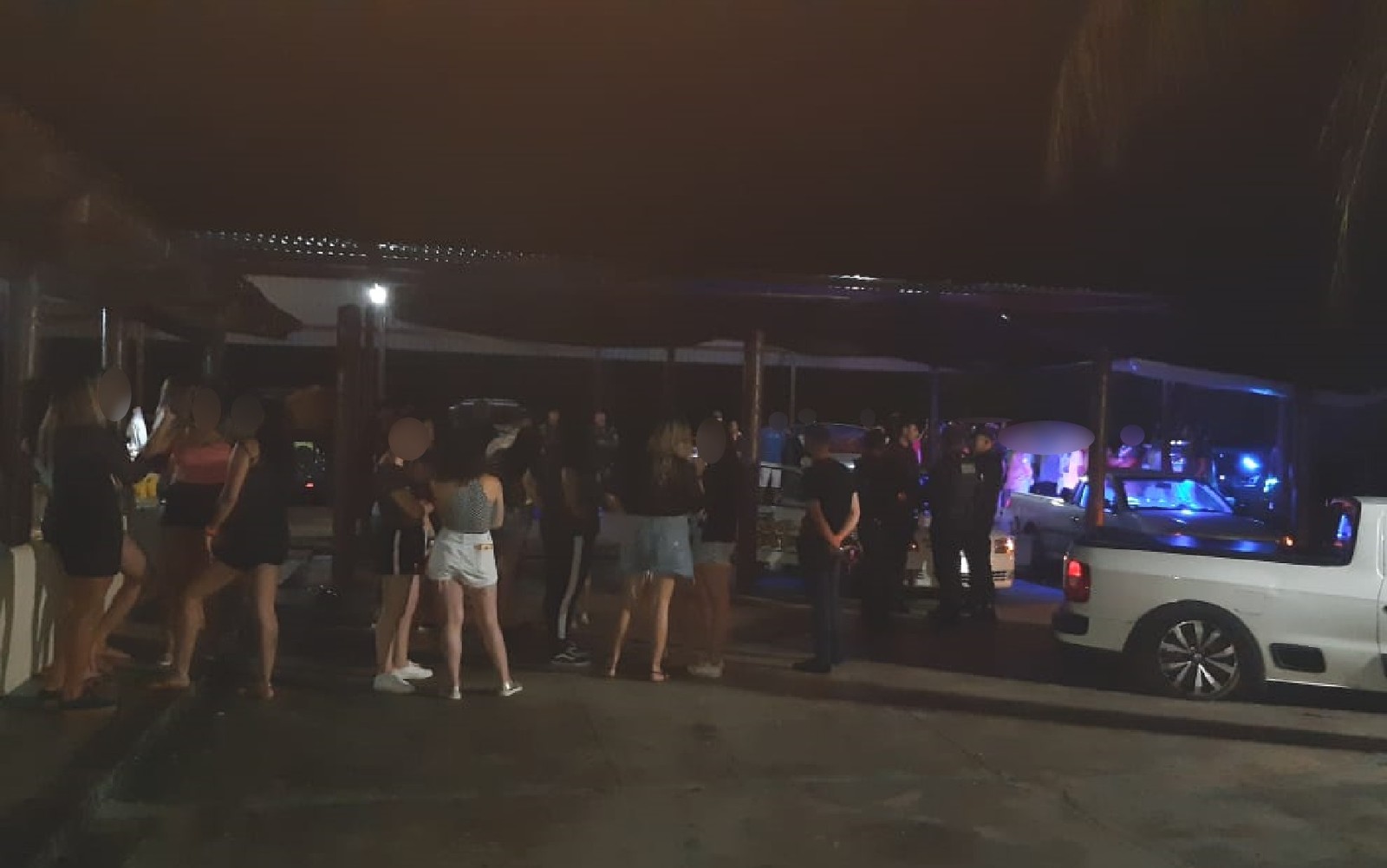 Uma festa com adolescentes terminou com apreensão de drogas e bebidas, no setor Residencial Buena Vista, em Goiânia. (Foto: Divulgação/PM)
