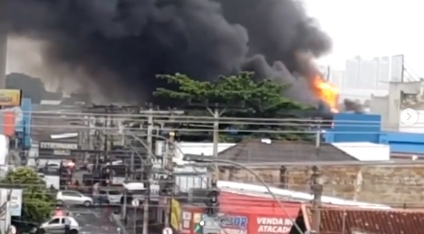 Um incêndio atinge, neste momento, a galeria do Centro Comercial Cirilo Alves, nas proximidades do Camelódromo de Campinas, em Goiânia. (Foto: Reprodução/Leitor Mais Goiás)