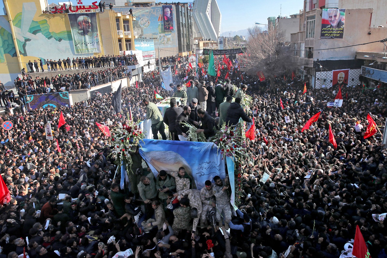 Tumulto em funeral de general iraniano deixa ao menos 50 mortos em sua cidade natal (Foto: Erfan Kouchari / Agência de Notícias Tasnim via AP)