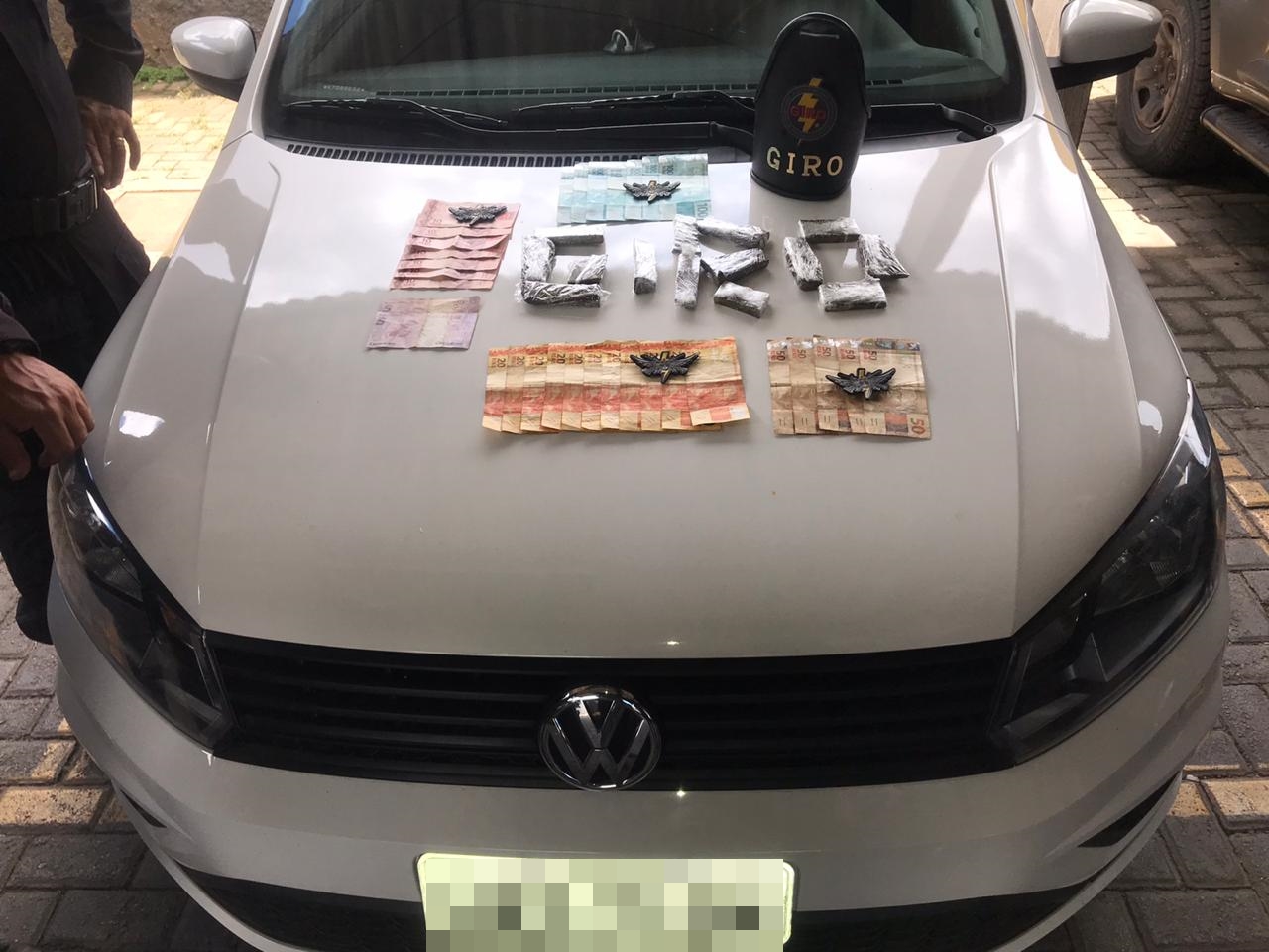 Um suposto motorista de aplicativo, de 30 anos, foi preso suspeito de tráfico de drogas em Goiânia, na manhã desta sexta-feira (3). (Foto: Divulgação/PM)