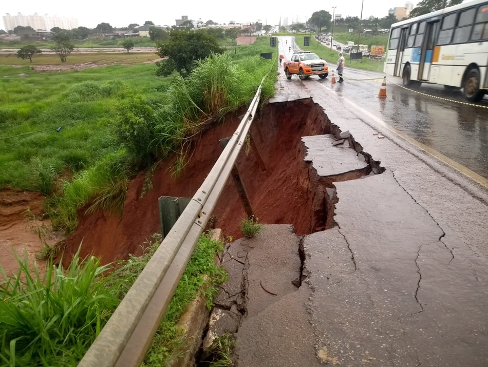 A pista da GO-070, no sentido Goiânia/Goianira, continua interditada. Chuvas intensas nos próximos dias podem aumentar o tamanho da erosão. (Foto: Defesa Civil)