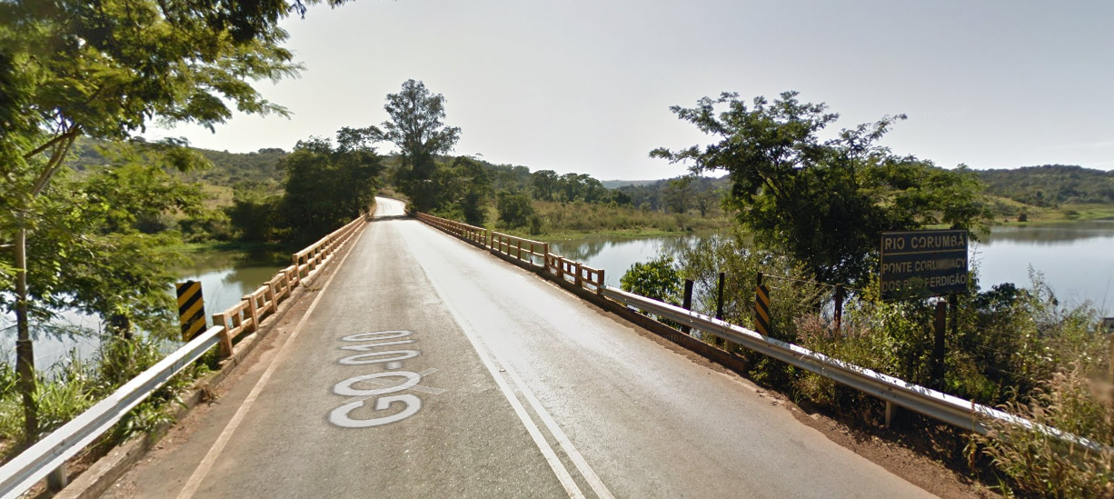 Agente penitenciário morre após carro cair de ponte e parar dentro do Rio Corumbá, em Luziânia