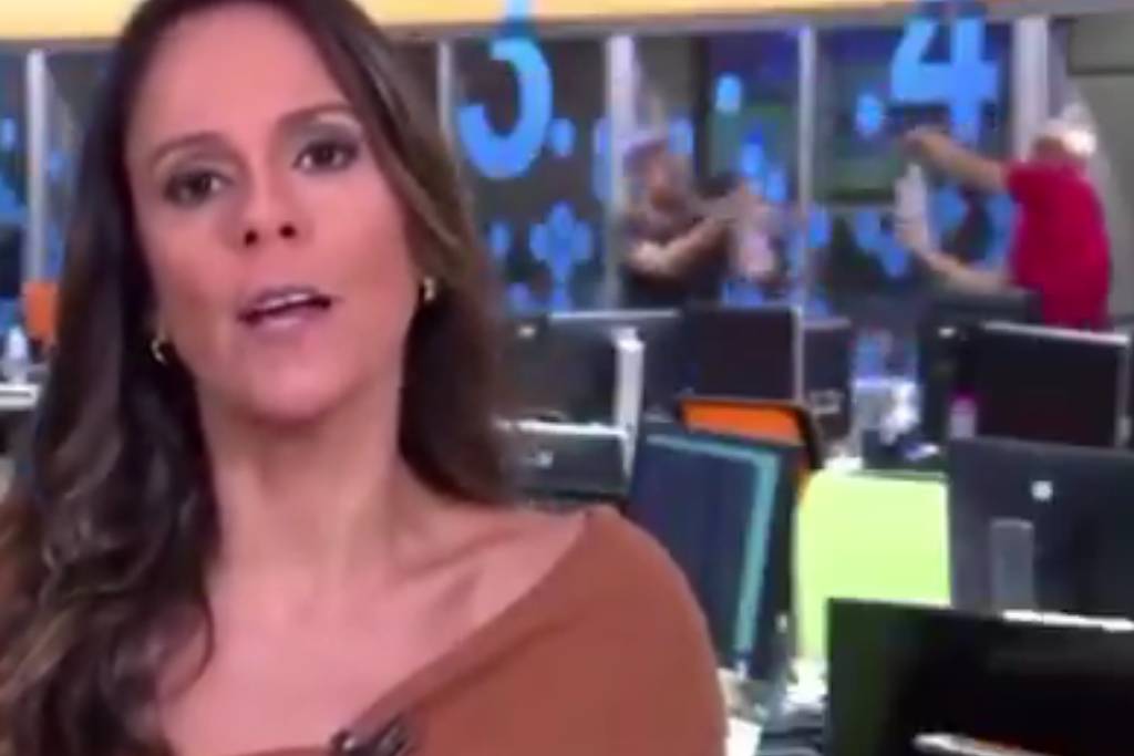 Funcionários da Globo fazem "guerra" de álcool em gel durante jornal ao vivo