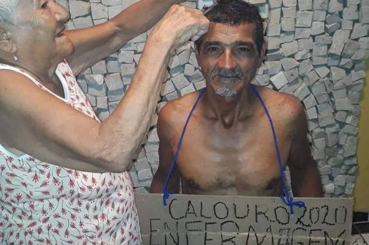 Aos 90 anos, mãe raspa cabelo de filho de 60 aprovado em enfermagem na federal do Pará