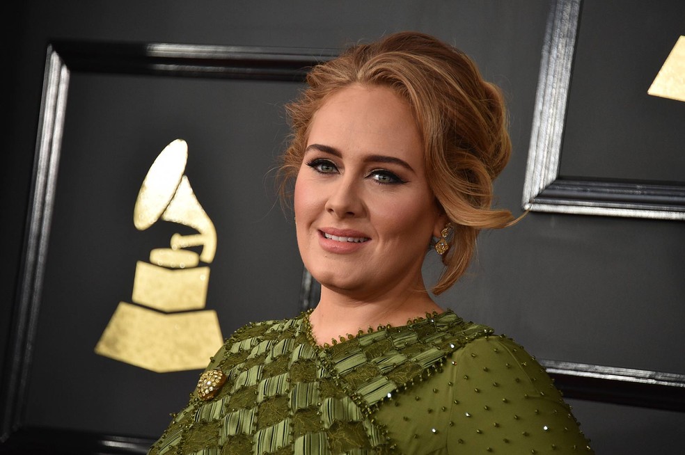 Adele revela que vai lançar novo álbum em setembro