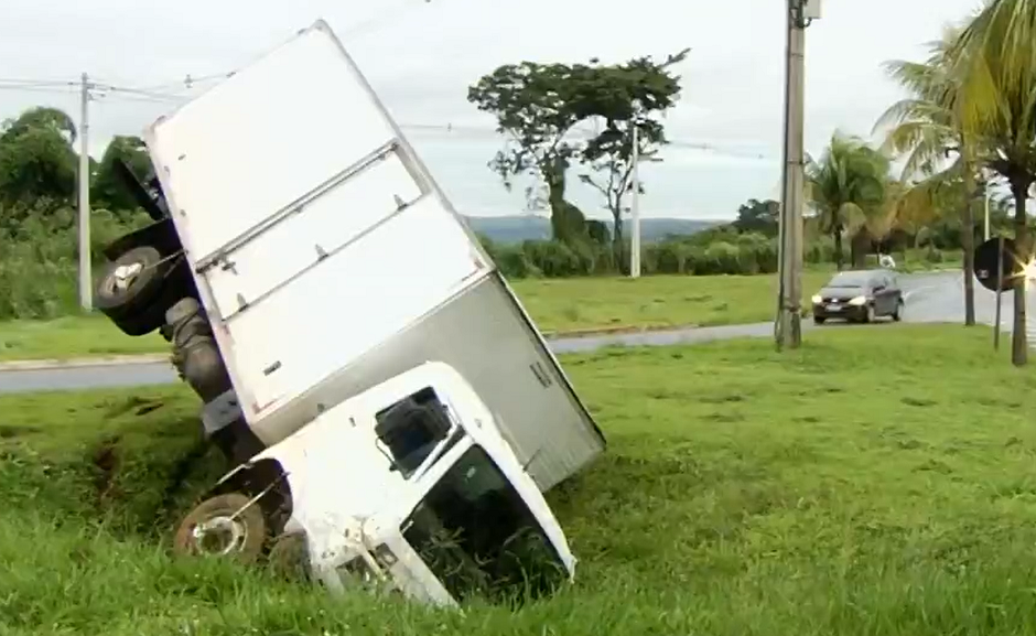 Caminhão cai dentro de buraco no canteiro central da GO 020, em Goiânia