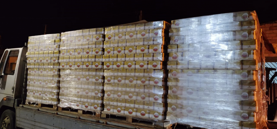 Caminhão com 33 mil latas de cerveja é apreendido com suspeita de sonegação fiscal