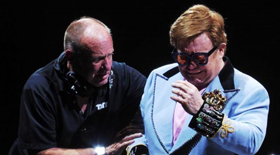 Com pneumonia e sem voz, Elton John interrompe show na Austrália