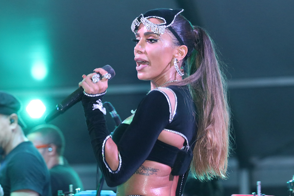 Anitta passa mal durante show e abandona apresentação no Rio de Janeiro