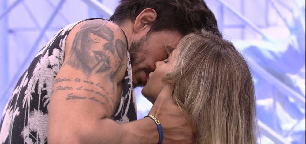 Gabi e Guilherme trocam beijos na cozinha do Big Brother