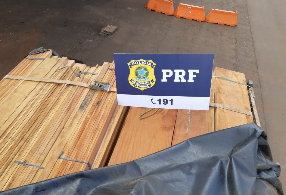 Carreta transportando madeira ilegal é apreendida em Jataí