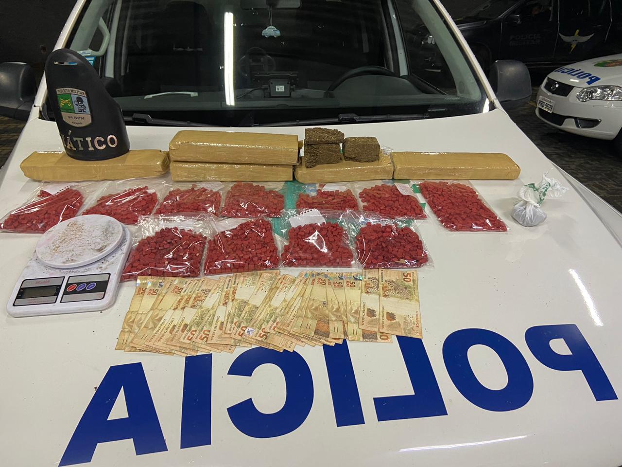 Um suspeito de tráfico foi preso com cerca de 4,1 mil comprimidos de ecstasy escondidos em um fundo falso no azulejo de uma casa em Goiânia. (Foto: Divulgação/PM)