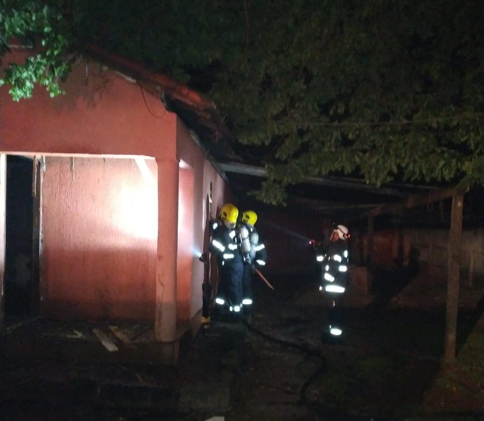 Casa abandonada pega fogo no setor Serrinha, em Goiânia