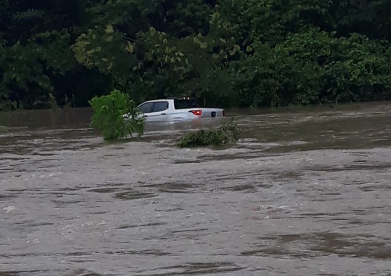 Após fortes chuvas, ponte cede em Jacilândia