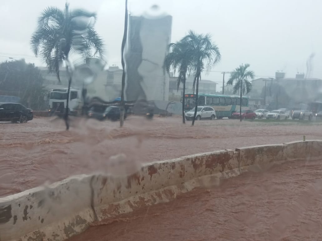 Forte chuva interdita BR-040 por 50 minutos (Foto: Divulgação/PRF-DF)