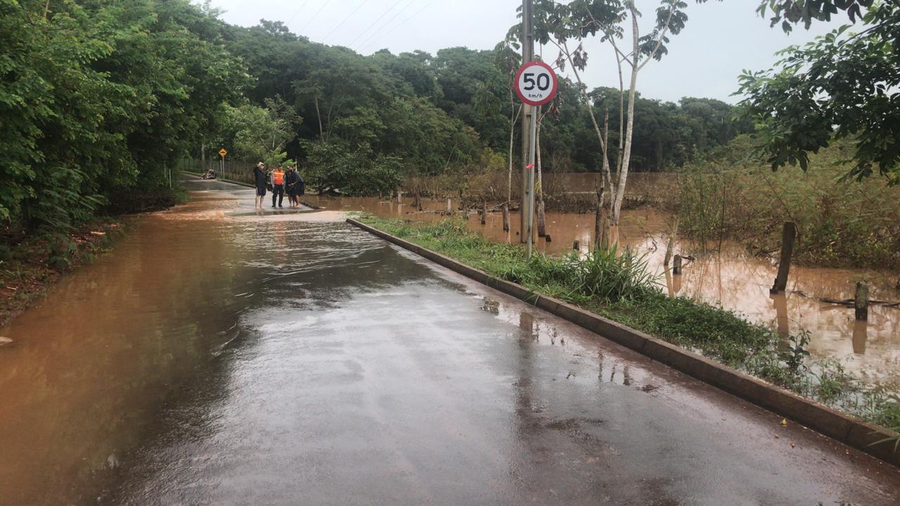 Seinfra vai abrir vala de drenagem na Av. Samambaia para evitar rompimento de represa