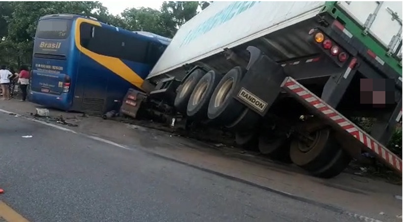 Três pessoas morrem após colisão entre ônibus e caminhão, em Porangatu