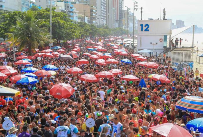 escolas de samba vacina coronavírus Carnaval de rua reúne 6,4 milhões de pessoas no Rio