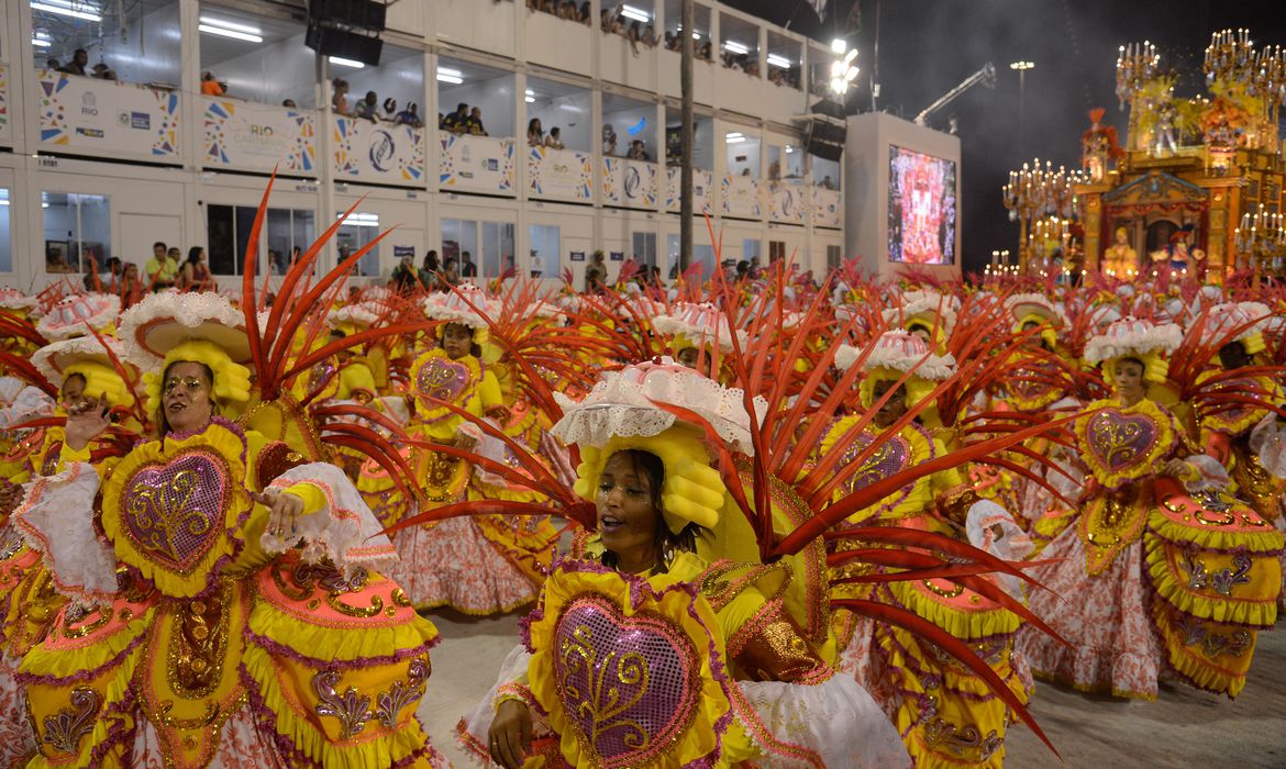 escolas de samba vacina coronavírus Carnaval de rua reúne 6,4 milhões de pessoas no Rio