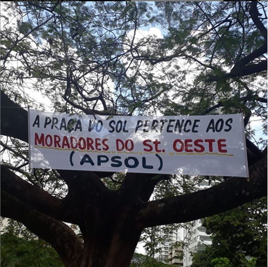 Uma faixa com os dizeres “A Praça do Sol pertence aos moradores do Setor Oeste” deu o que falar nas redes sociais. (Foto: reprodução)