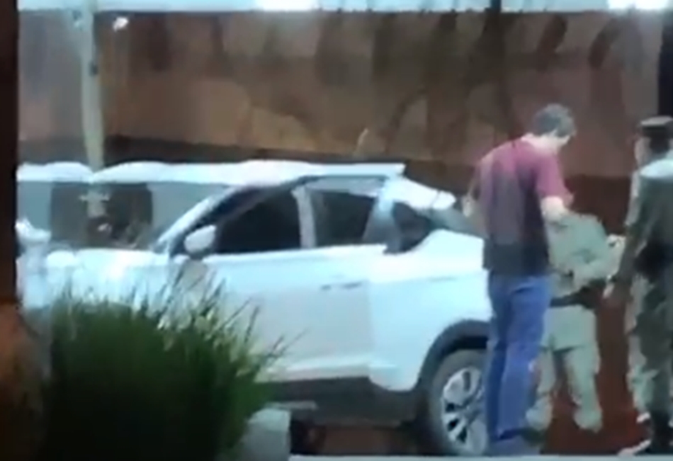 Homem bate com o carro em hospital de Goiânia por demora no atendimento