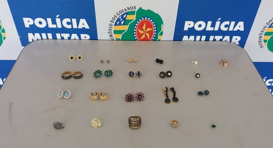 PM apreende joias furtadas em Jataí (Foto: PM / Divulgação)