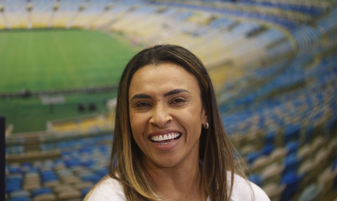 Marta se emociona com samba-enredo em sua homenagem no Carnaval do Rio