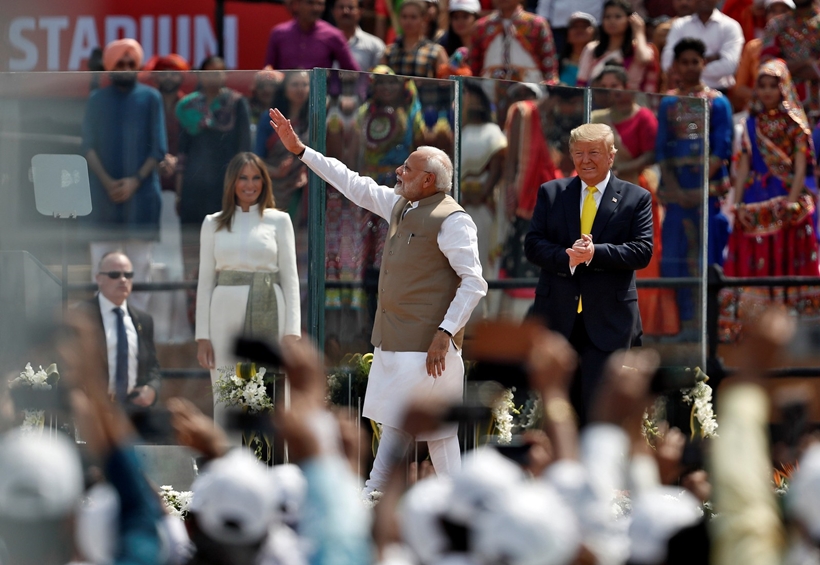 Na Índia, 100 mil recebem Trump e Modi em estádio lotado