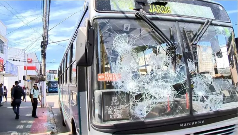 Bandidos invadem ruas de Vitória, queimam ônibus e fecham lojas