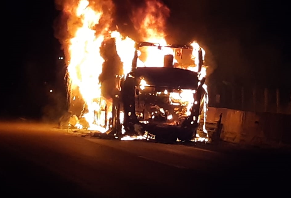 Ônibus pega fogo na BR 060 em Goiânia
