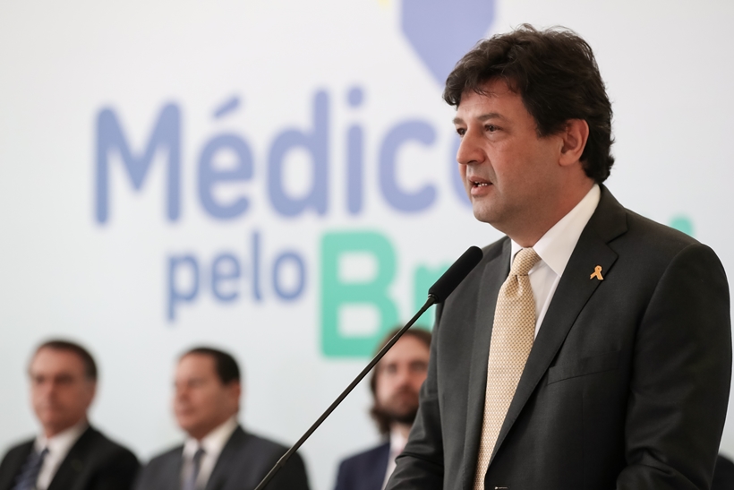 O ministro da Saúde, Luiz Henrique Mandetta, disse que não cogita pedir demissão e afirmou que "médico não abandona paciente, meu filho" (Foto: Marcos Corrêa/PR)