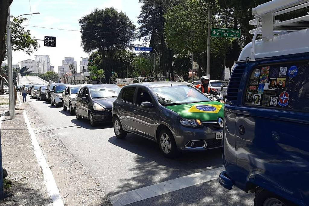 Sem sair de seus carros, manifestantes pelo país atendem apelo de Bolsonaro e pedem fim do isolamento