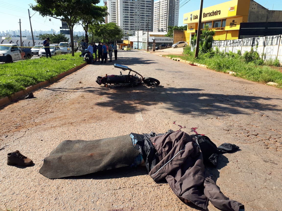 Motociclistas se chocam e um morre na Av. Castelo Branco, em Goiânia