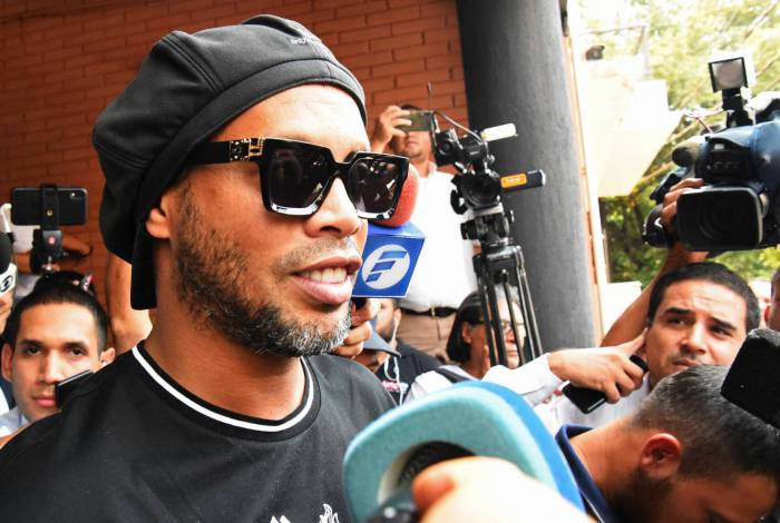 O ex-jogador de futebol Ronaldinho Gaúcho, de 39 anos, e o irmão, Roberto de Assis, 49, foram presos preventivamente no Paraguai